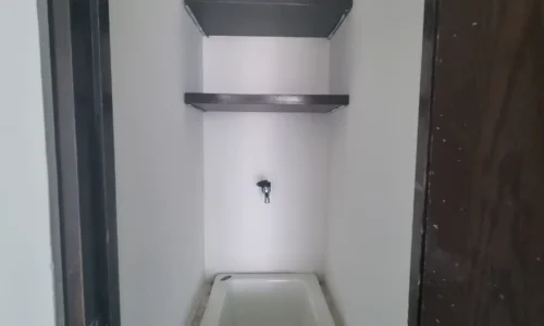 baño con estanterías y luz natural oficina en renta Torre 1519