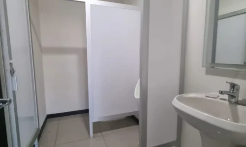 baño con luz natural y ventanales oficina en renta Torre 1519