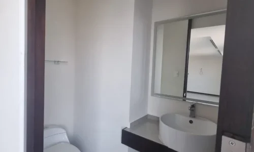 baño con mirador y luz natural oficina en renta Torre 1519