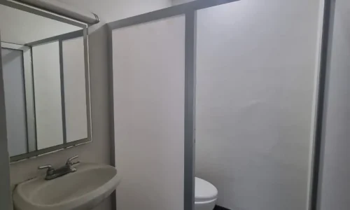 baño con mirador y luz natural 1 oficina en renta Torre 1519