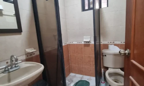 baño con ventanales y ducha bodega techada en renta col la laguna