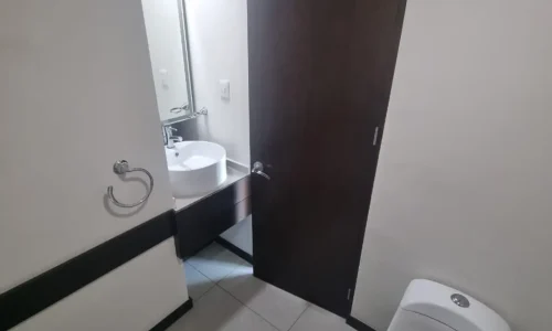 baño moderno con luz natural oficina en renta Torre 1519