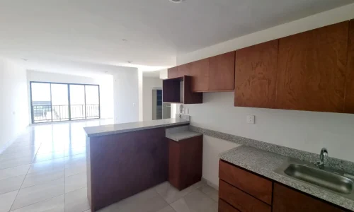 cocina con balcon y luz natural