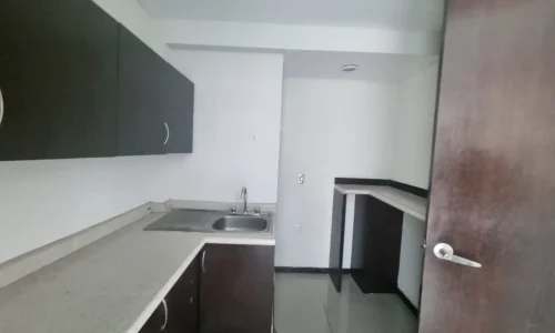 cocina con bano y luz natural oficina en renta Torre 1519