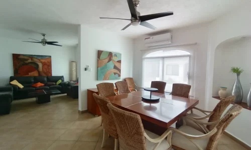 comedor con balcon y luz natural