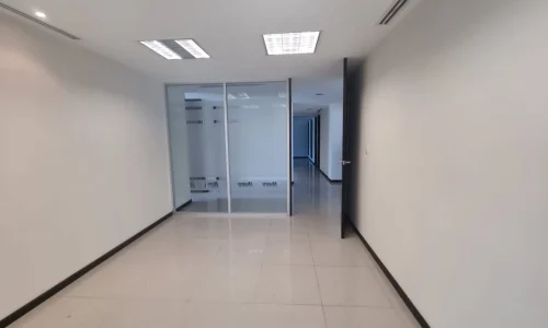 corredor con luz natural oficina en renta Torre 1519