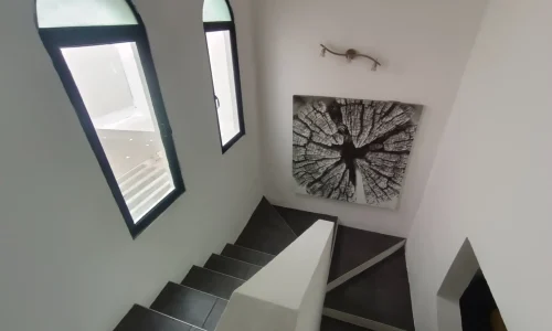 escalera con luz natural y ventanales