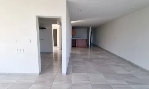 espacio abierto con cocina y balcon