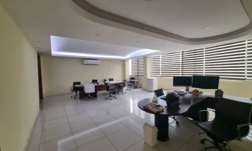 oficina con luz natural y balcon bodega techada en renta col la laguna