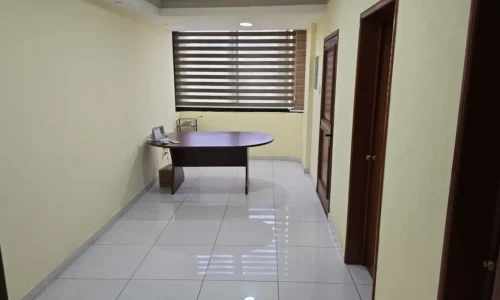 sala con luz natural y balcon bodega techada en renta col la laguna