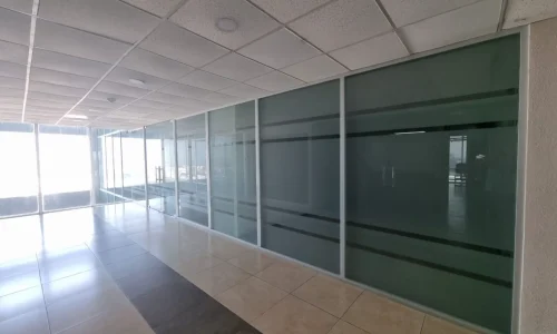 sala con luz natural y balcon oficina en renta Torre 1519