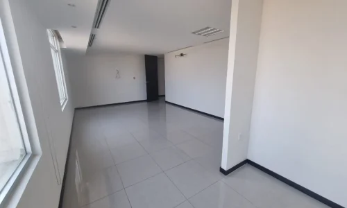 sala con luz natural y ventanales oficina en renta Torre 1519