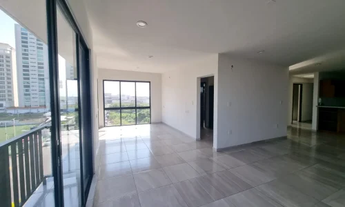salon amplo con balcon y luz natural